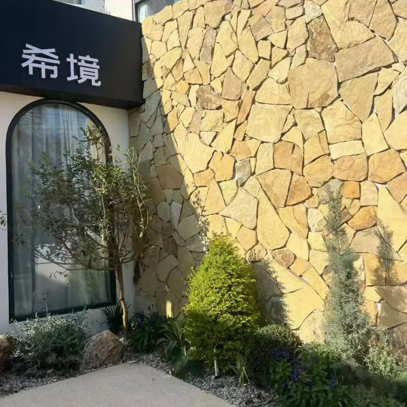 温暖的奶油色天然纹理不规则铺路石外墙覆层，适用于精品酒店立面和景观设计