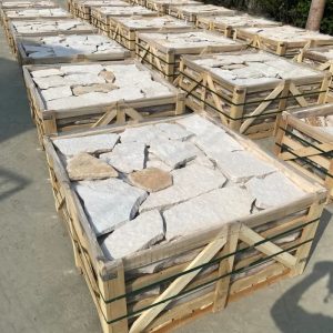 托盘包装的白色砂岩不规则铺路石饰面,散装天然不规则墙石,适用于室内外简约风格覆层。