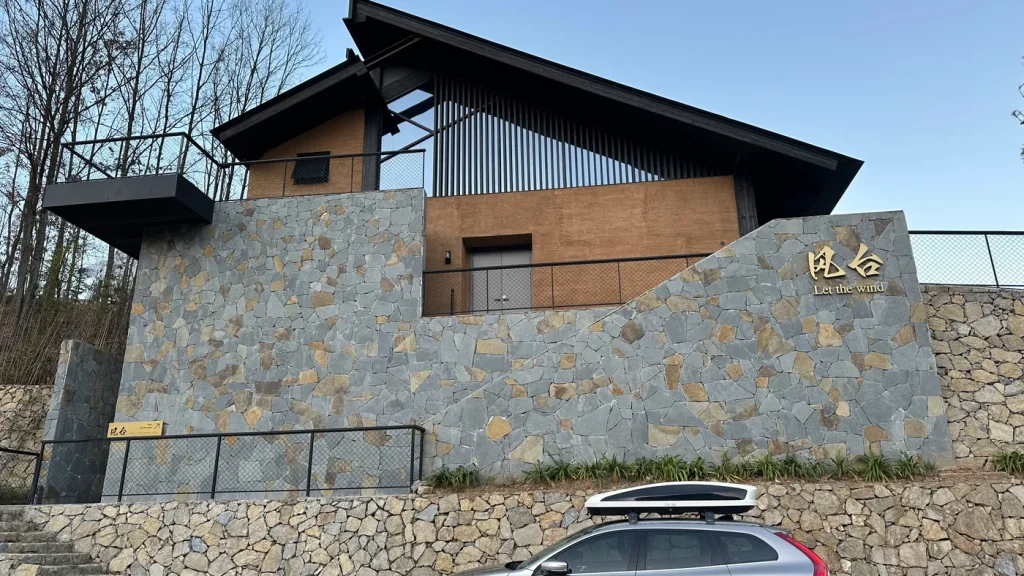 Grey Natural Random Stone Cladding for Modern Villa Exterior