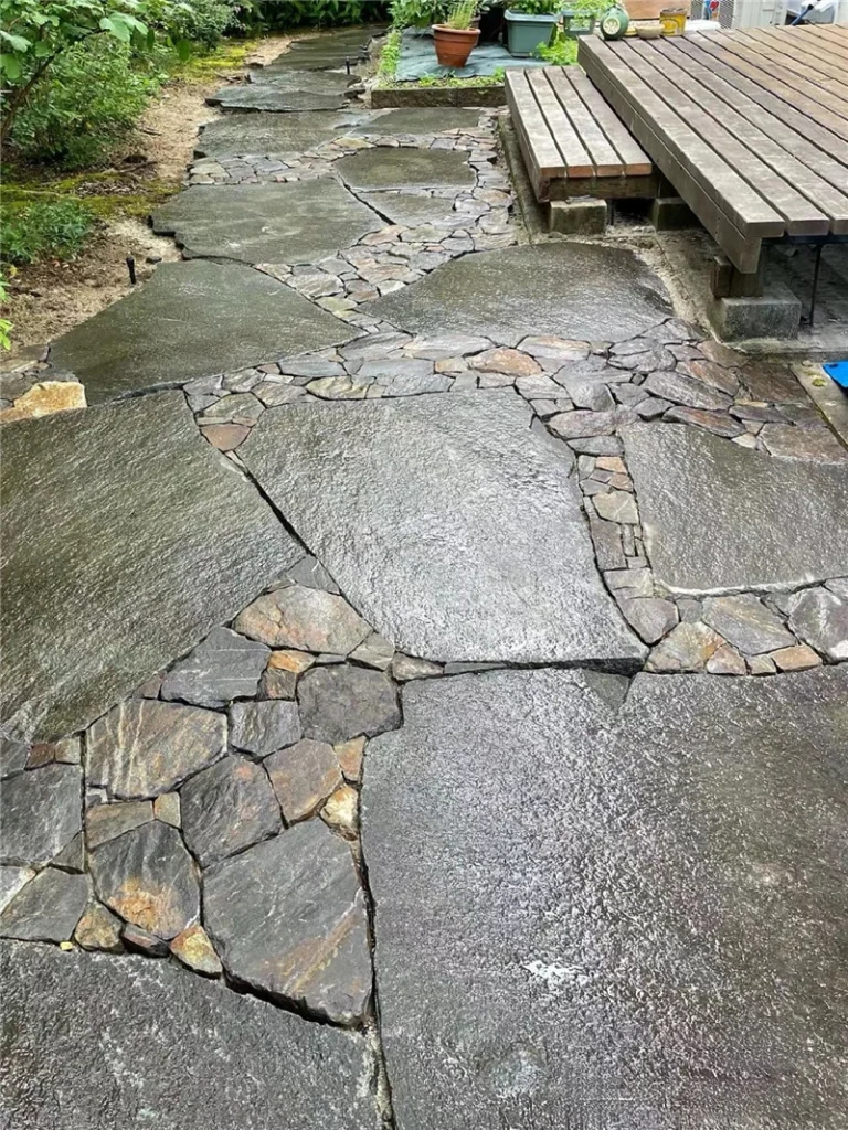 Dark grey slate crazy paving wet surface, large irregular natural flagstone for backyard garden patio