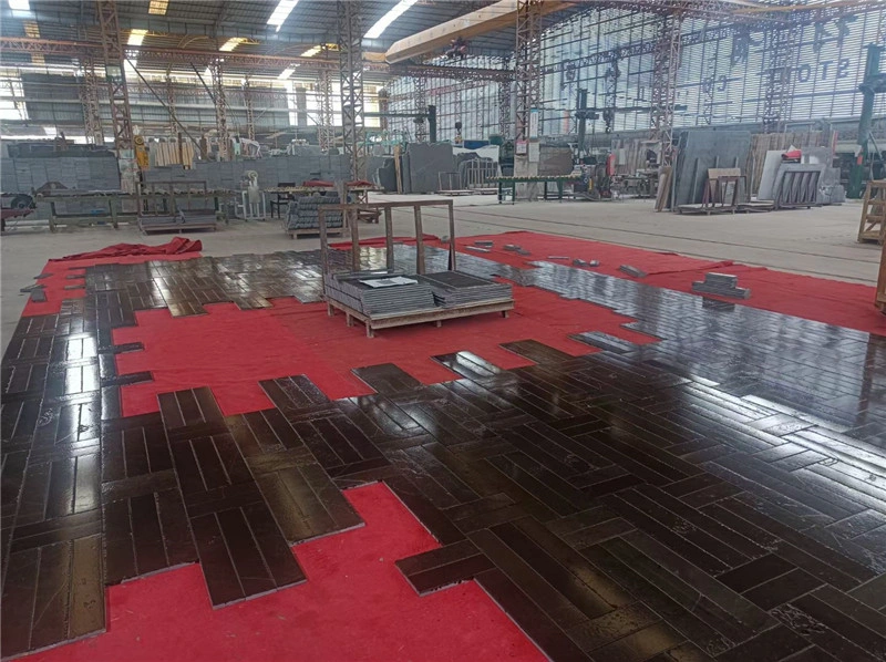 Natural Black-Gold Veined Limestone Small Ledger Stone Layout Inspection In Our Stone Processing Factory