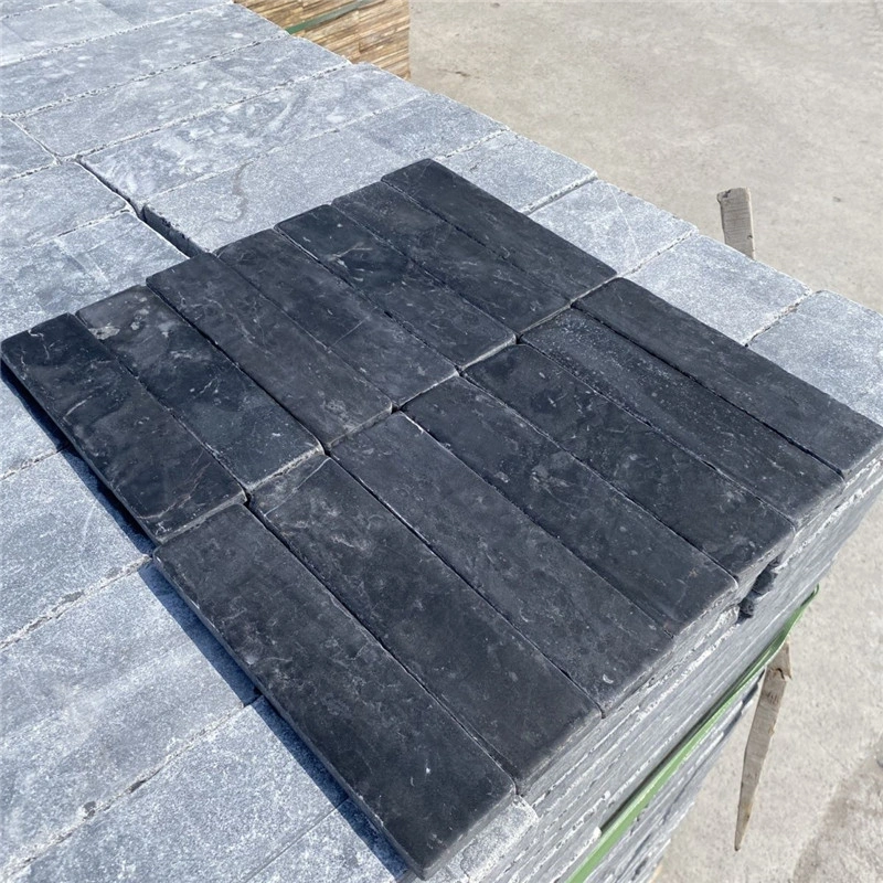 Natural Black-Gold Veined Limestone Small Ledger Stone Stacked In Stone Factory For Quality Inspection