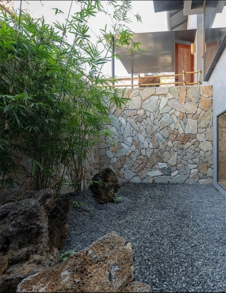 Rustic Crazy Paving Stone on villa exterior boundary wall, irregular natural slate wall cladding